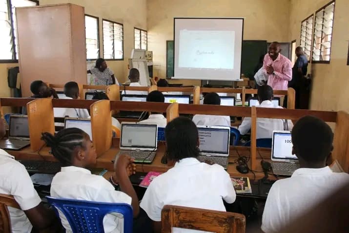Formation informatique dans une salle de classe
